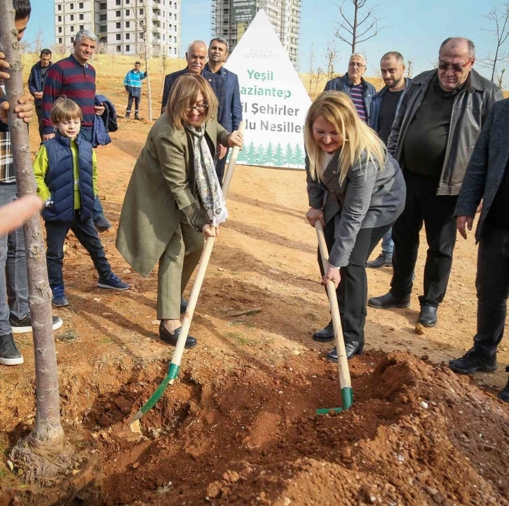 Büyükşehir, ODTÜ mezunları derneği iş birliğinde 5 bin metrekarelik alanı ağaçlandırdı
