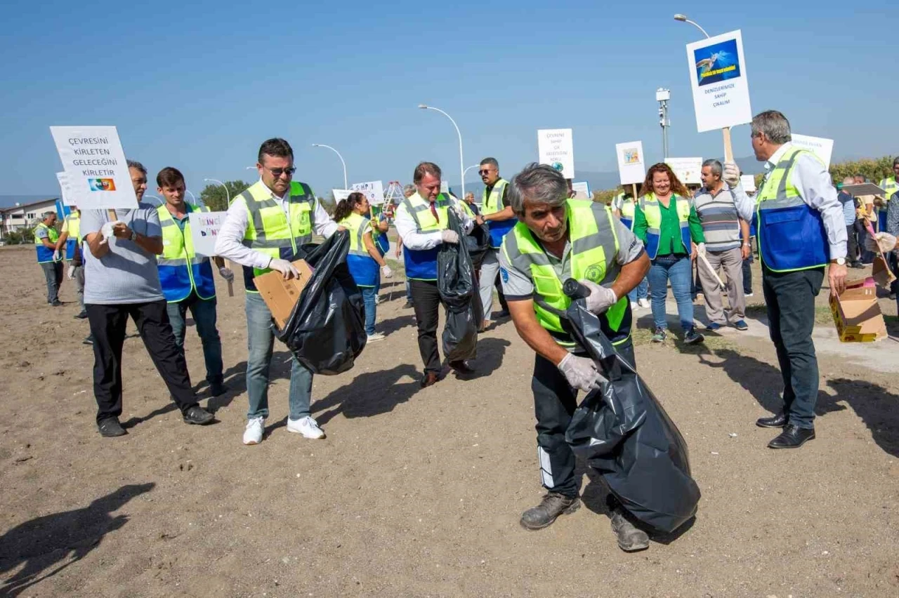 Büyükşehir personelinden sahil temizliği
