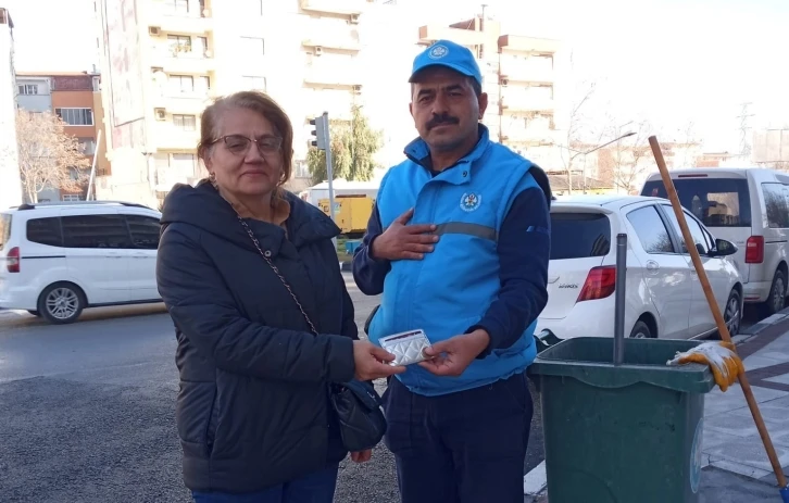 Büyükşehir personelinin duyarlı davranışıyla kayıp cüzdan sahibini buldu
