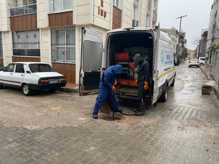 Büyükşehir ve MASKİ, 17 ilçede sağanak yağışa karşı sahada
