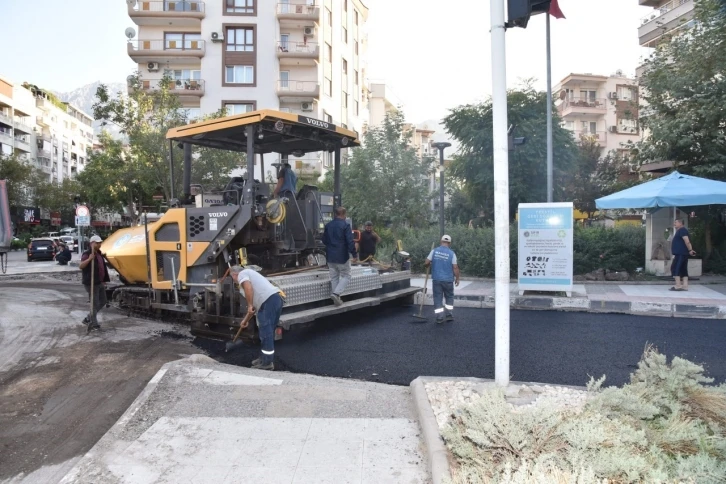 Büyükşehirden asfaltta pazar mesaisi
