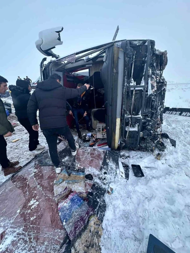 Buzlanan yolda devrilen otobüste 11 kişi yaralandı
