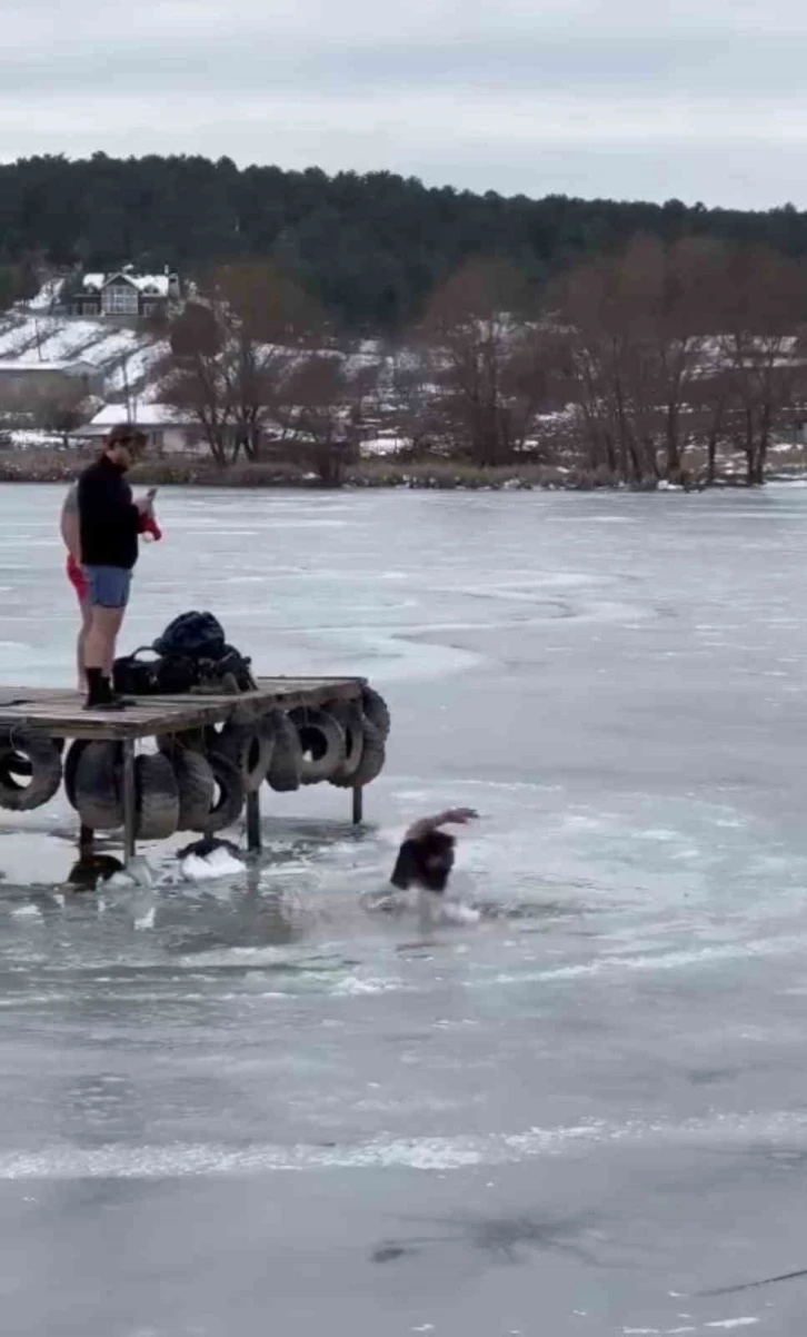 Buzlu gölette fotoğraf çektirirken, buz kırılınca kendini suda buldu
