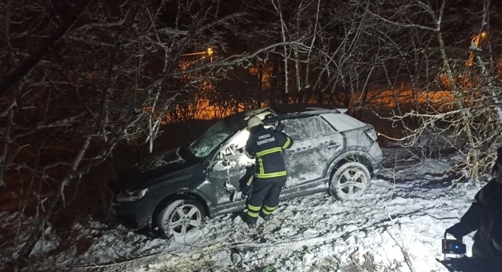 Buzlu yolda kontrolden çıkan otomobil şarampole uçtu: 1 ölü
