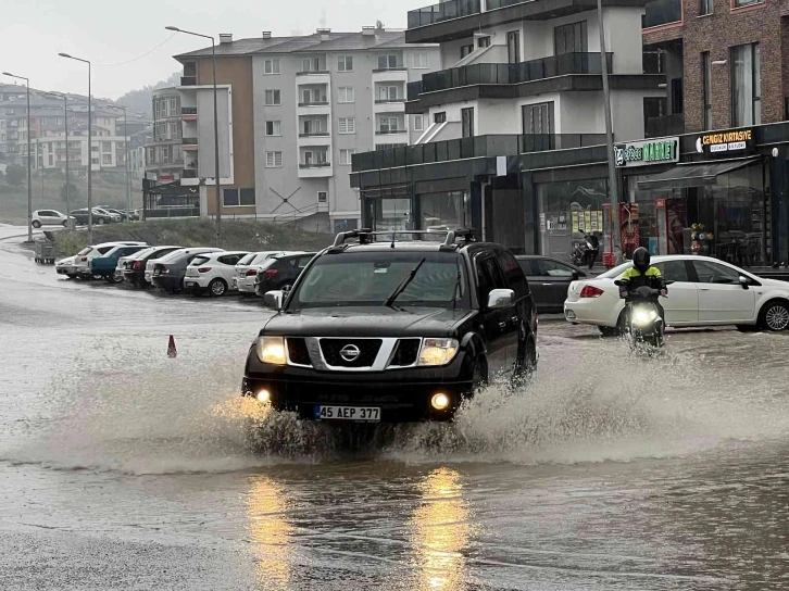 Cadde göle döndü, araçlar güçlükle ilerledi
