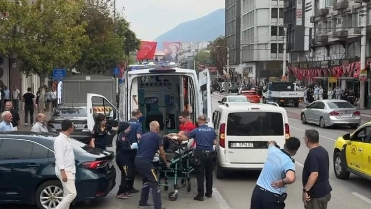 Cadde üzerinde defalarca kendini bıçakladı
