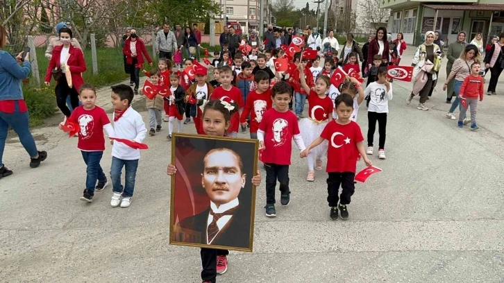 Cadde ve sokaklarda çocuk sesleri yankılandı
