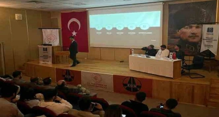 Caf, değerlendirme paneline konuşmacı olarak katıldı.