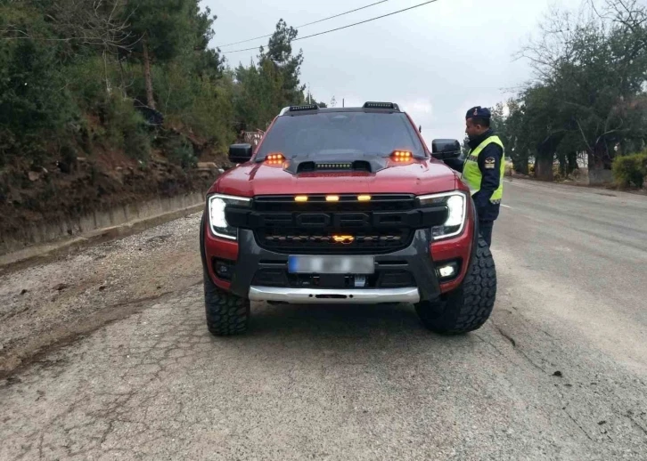 Çakar lamba takan 3 sürücüye 19 bin TL ceza kesildi
