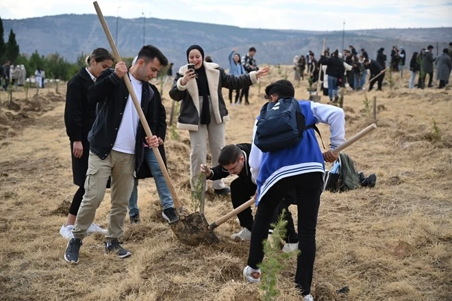 ÇAKÜ’de fidanlar toprakla buluştu
