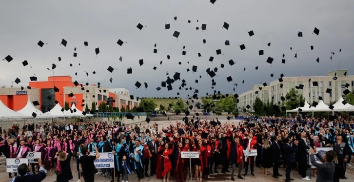 ÇAKÜ’de mezuniyet coşkusu sürüyor
