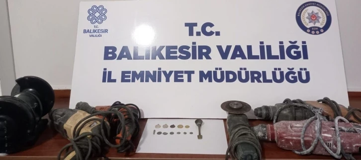 Çalınan malzemeler için gittiler tarihi eser çıktı
