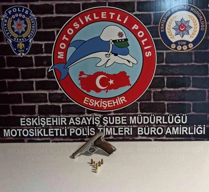 Çalıntı motosiklet, ruhsatsız tabanca ve fişek ele geçirildi
