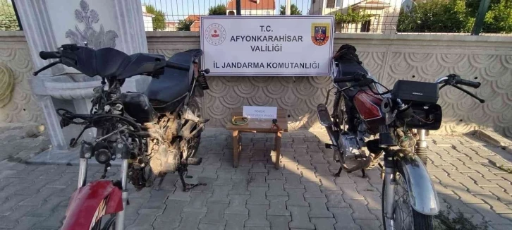 Çalıntı motosikletle kablo çalmaya çalışan 4 şahsı jandarma yakaladı
