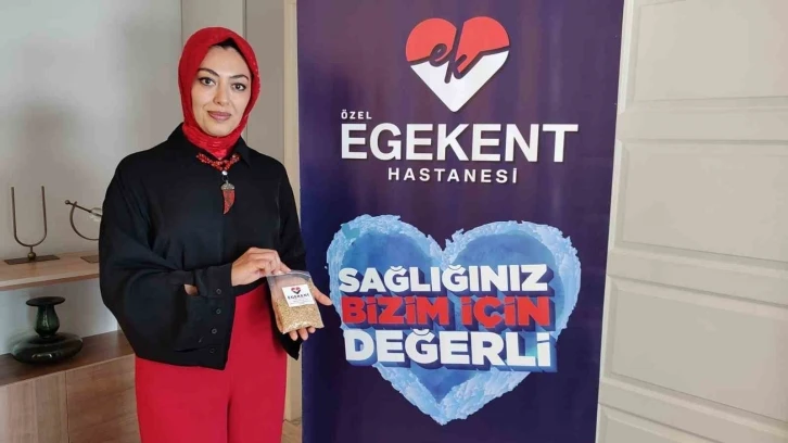 Cam kenarına bırakılan kırıntılar, kuşlar için yeme dönüştü
