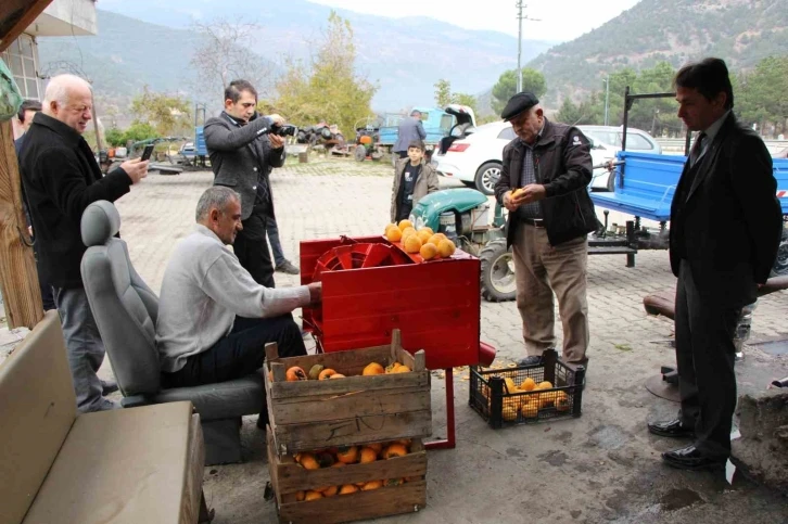 Çamaşır makinesini hurma soyma makinesine dönüştürdü
