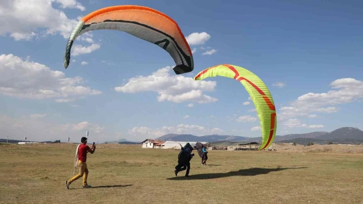 Çameli’nde paraşüt pilotları bir birleriyle yarıştı
