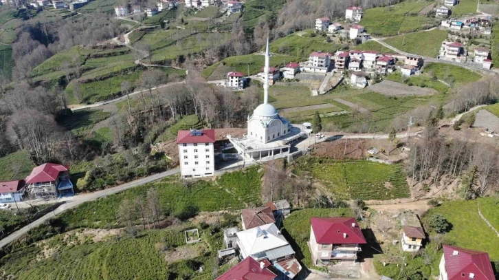 Cami ve kurs binası altından geçen yol ilgi çekiyor
