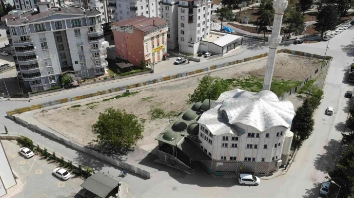 Caminin kendi arazisi üzerindeki kısmını bariyerlerle çevirdi
