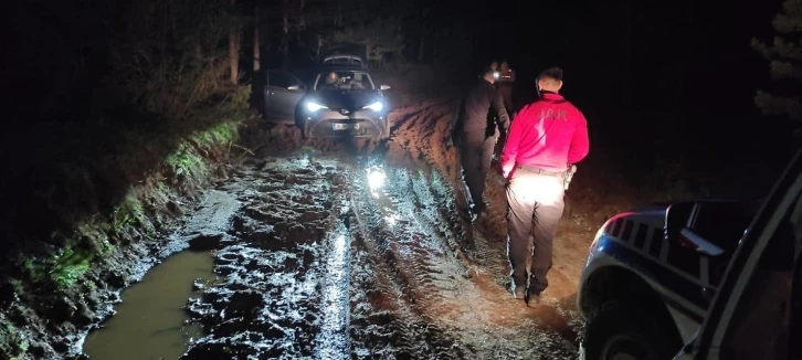 Çamura saplanan aracı jandarma kurtardı
