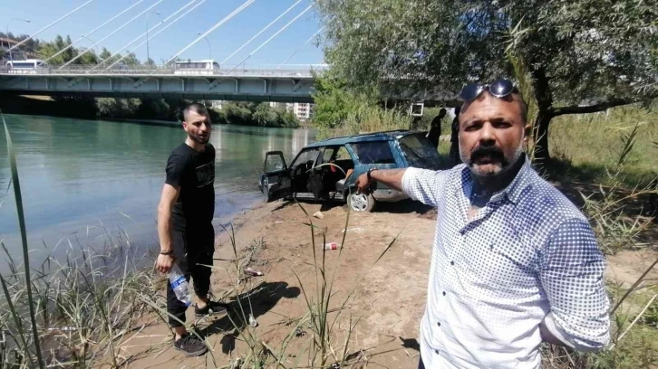 Çamura saplanan araçtaki alkollü şahıs polise drift maceralarını anlattı
