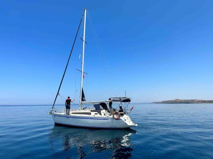 Çanakkale açıklarında 27 kaçak göçmen ile 2 göçmen kaçakçısı yakalandı
