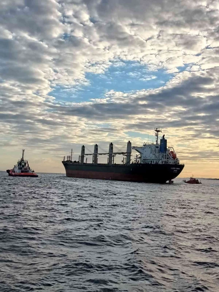 Çanakkale Boğazı’nda boş dökme yük gemisi makine arızası yaptı
