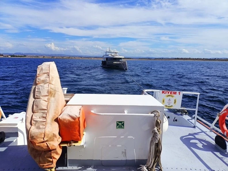 Çanakkale Boğazı’nda içinde 2 kişinin bulunduğu tekne kurtarıldı
