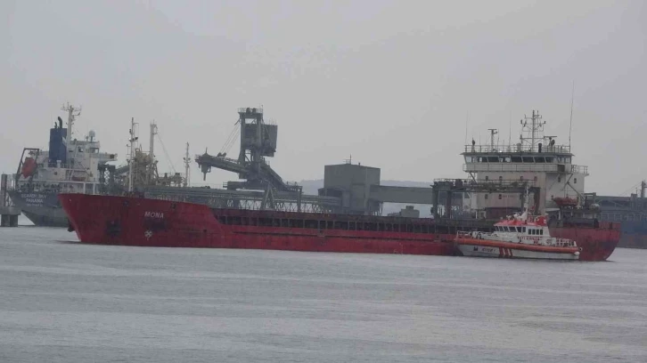 Çanakkale Boğazı’nda karaya oturan gemiyi kurtarma çalışmaları başladı
