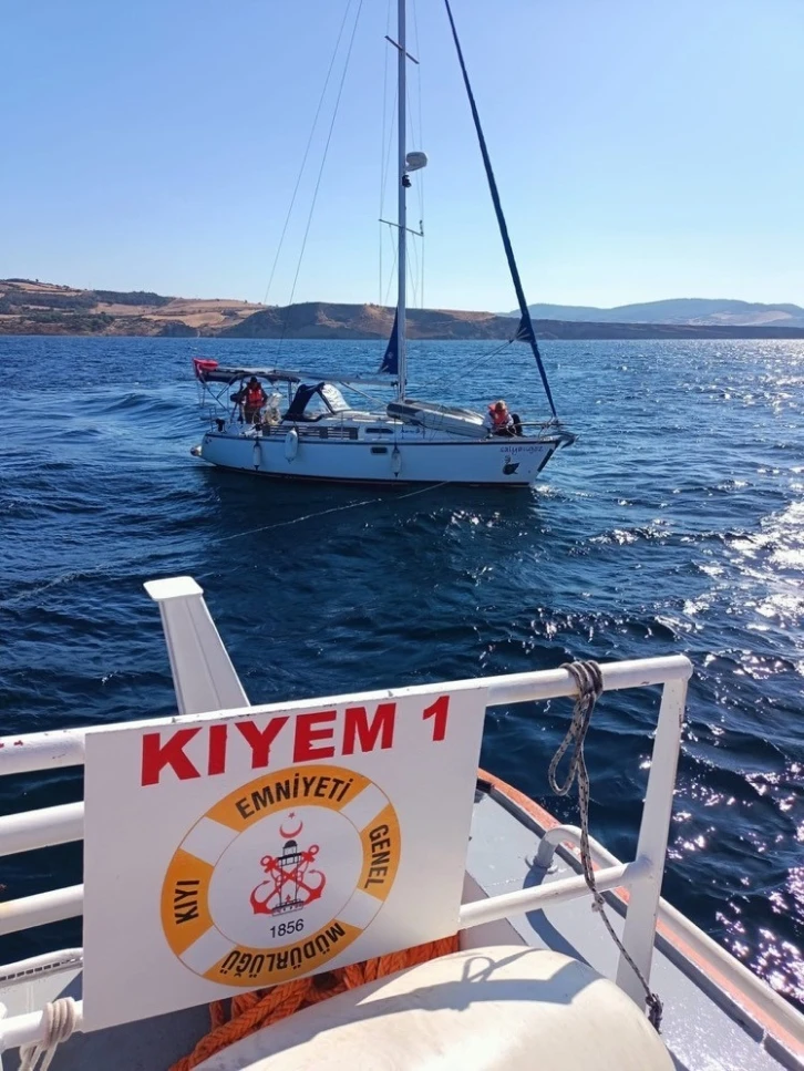 Çanakkale Boğazı’nda sürüklenen tekne kurtarıldı
