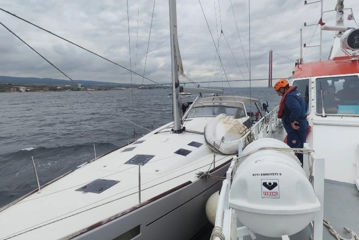 Çanakkale Boğazı’nda sürüklenen tekne kurtarıldı
