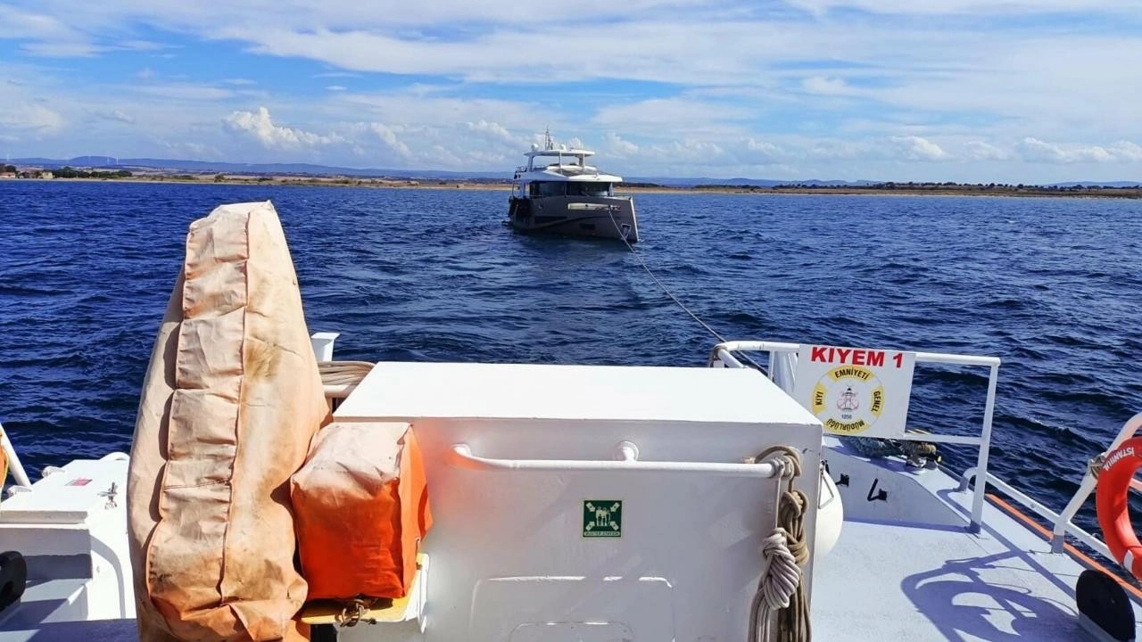 Çanakkale Boğazı'nda sürüklenen tekne kurtarıldı