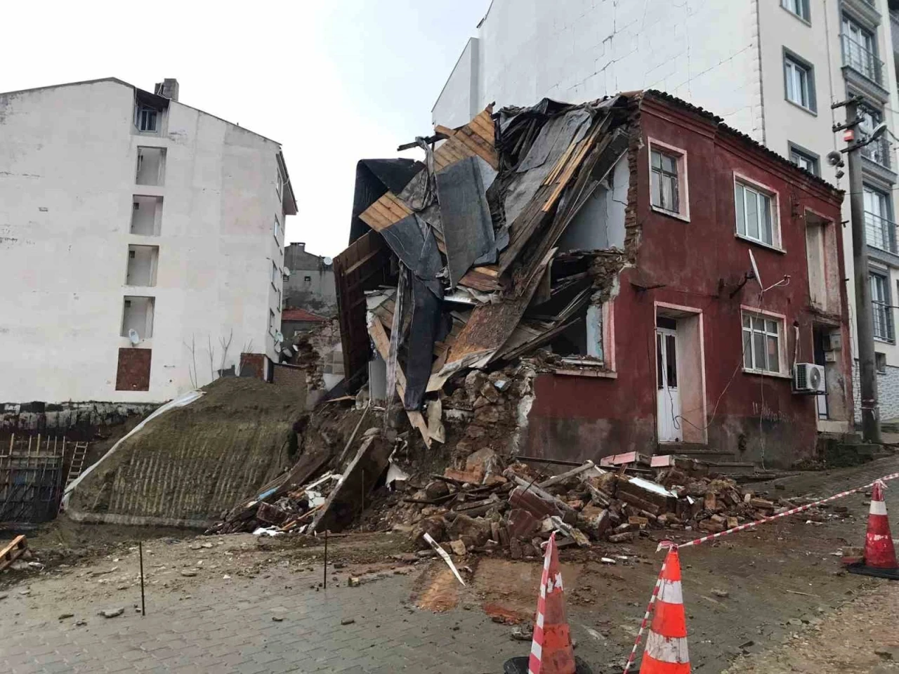 Çanakkale’de atıl vaziyetteki 2 katlı bina çöktü
