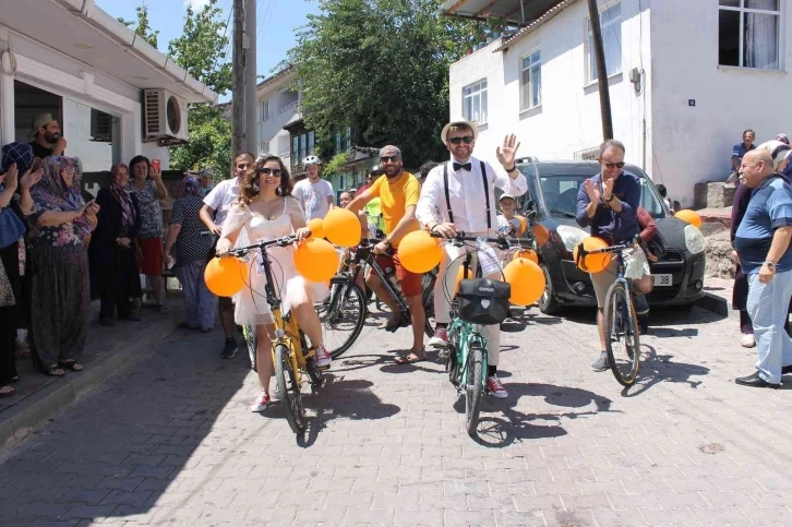 Çanakkale’de bisikletle gelin konvoyu düzenlendi
