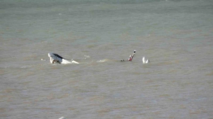 Çanakkale’de Dardanos sahilinde fırtına nedeniyle 3 tekne battı, iskele yıkıldı
