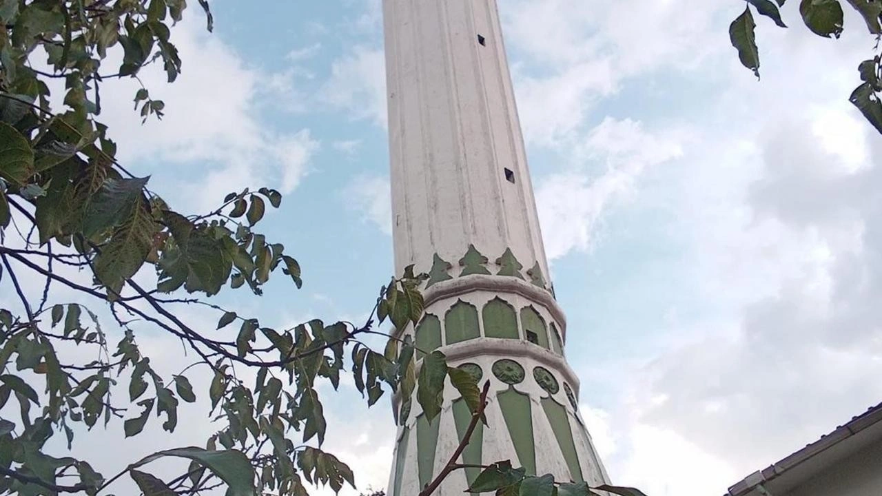 Çanakkale'de düşen yıldırım, caminin minaresini yıktı