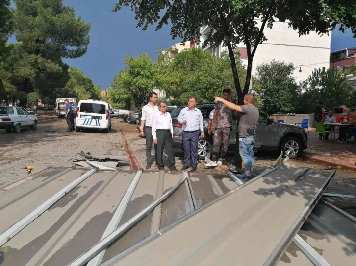 Çanakkale’de fırtına evin çatısını uçurdu
