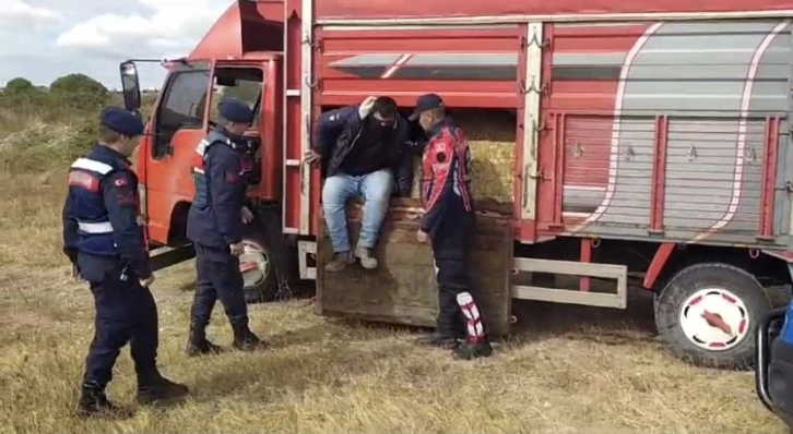 Çanakkale’de saman balyaları arasına gizlenmiş 27 kaçak göçmen yakalandı
