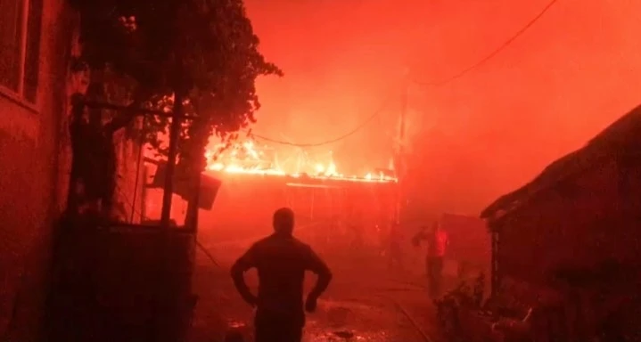 Çanakkale’de yangın evlere ulaştı, evler alev alev yanıyor
