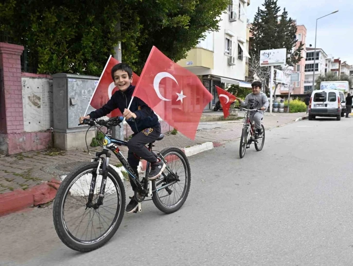 Çanakkale Zaferi’nin coşkusu Muratpaşa sokaklarını sardı
