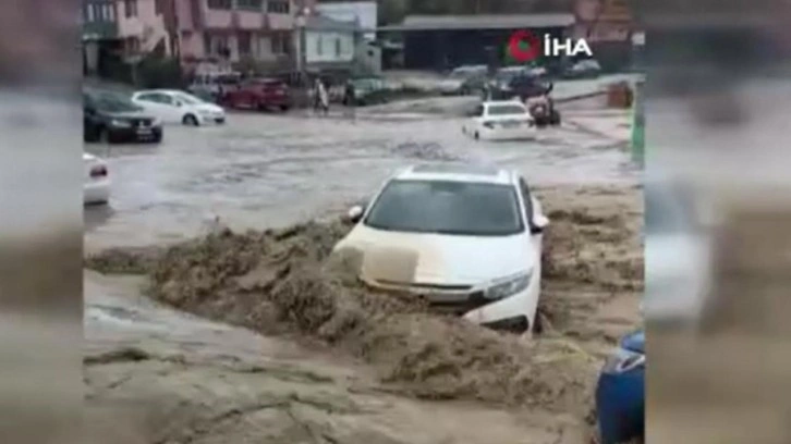 Çanakkale’de dere taştı, araçlar sular altında kaldı