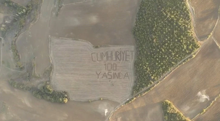 Çanakkaleli çiftçi tarlasına ‘Cumhuriyet 100 Yaşında’ yazdı
