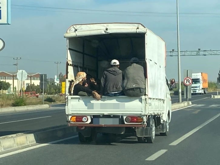 Canlarını hiçe sayarak dakikalarca yolculuk yaptılar
