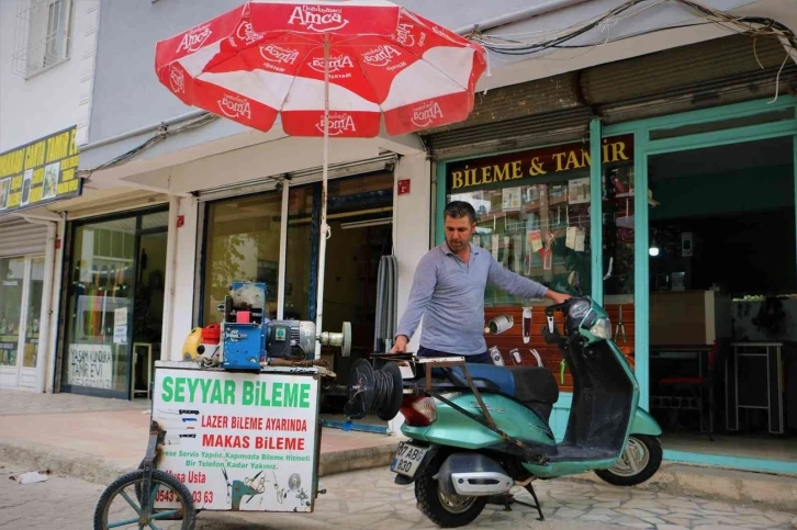 ’Çark’ kelimesinden yola çıktı, yıllardır kentte seyyar bileycilik yapıyor
