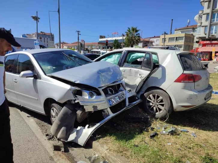 Çarpışan iki otomobil refüje savruldu: 7 yaralı
