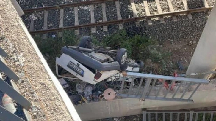 Çarpışan otomobillerden biri, köprüden raya düştü: 3 yaralı