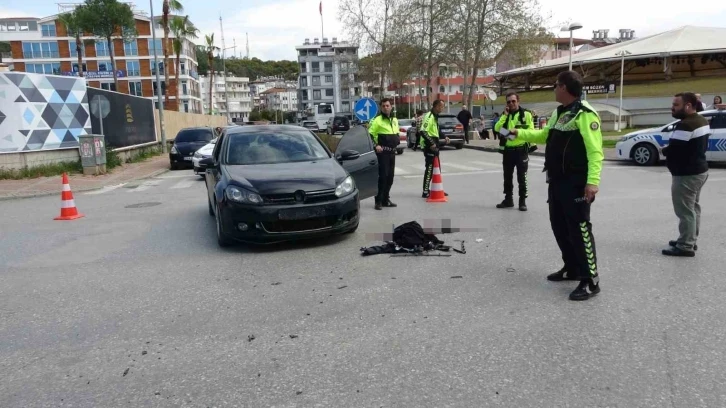 Çarpmanın etkisiyle 15 metre savrulan motosikletin sürücüsü ağır yaralandı
