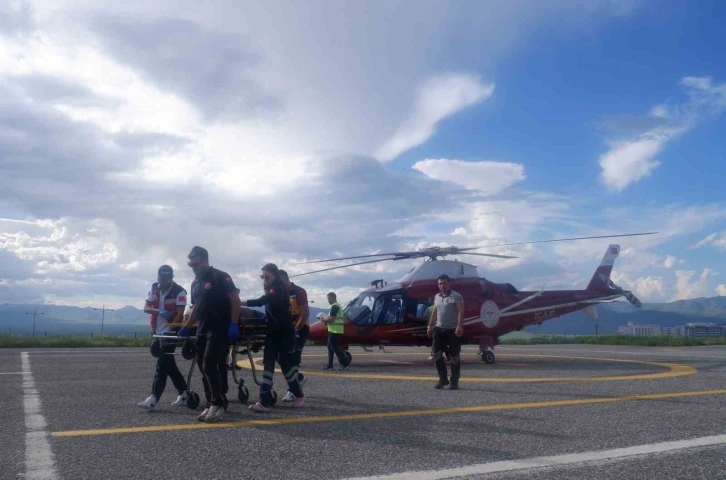 Çaşır toplarken kayalıklardan düşen kadın ambulans helikopterle hastaneye sevk edildi

