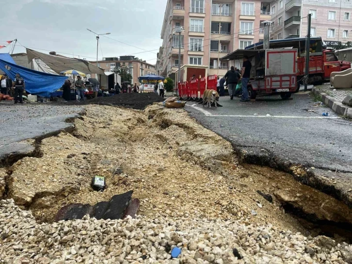 Çatalca’da yoğun yağıştan dolayı yol çöktü
