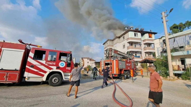 Çatı katı alevlere teslim oldu, 2 kişi dumandan etkilendi
